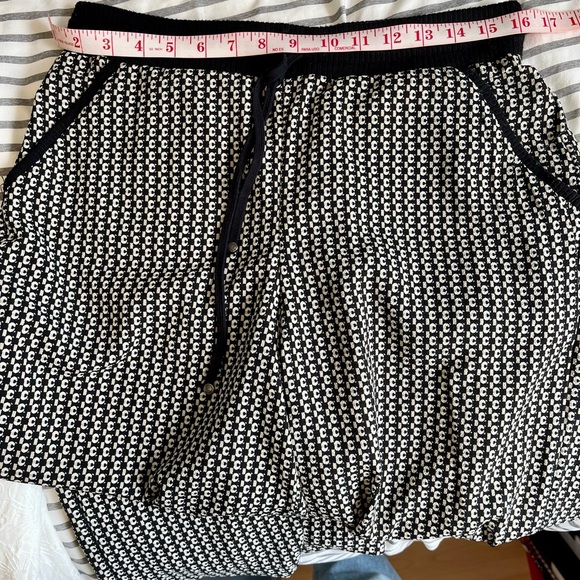 Max Studio Cropped loose wide leg pants. - Picture 4 of 9